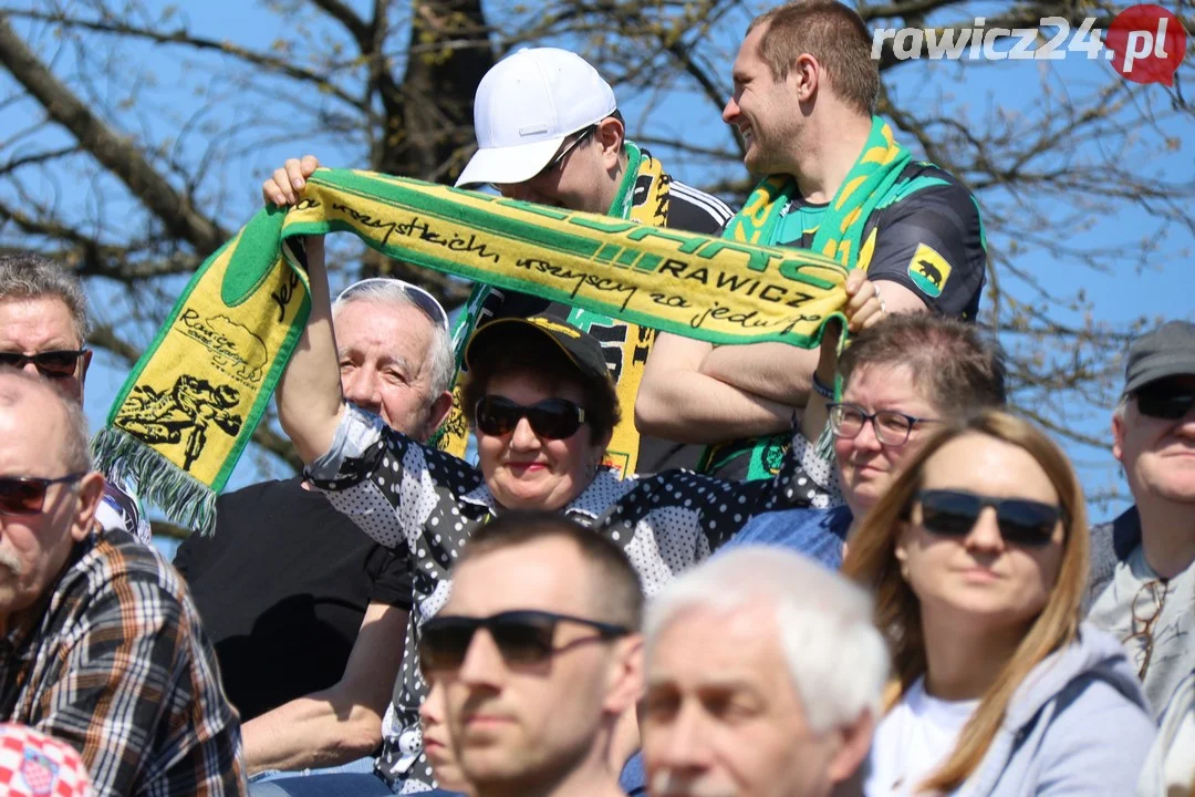 Euforia kibiców na meczu Kolejarza Rawicz.