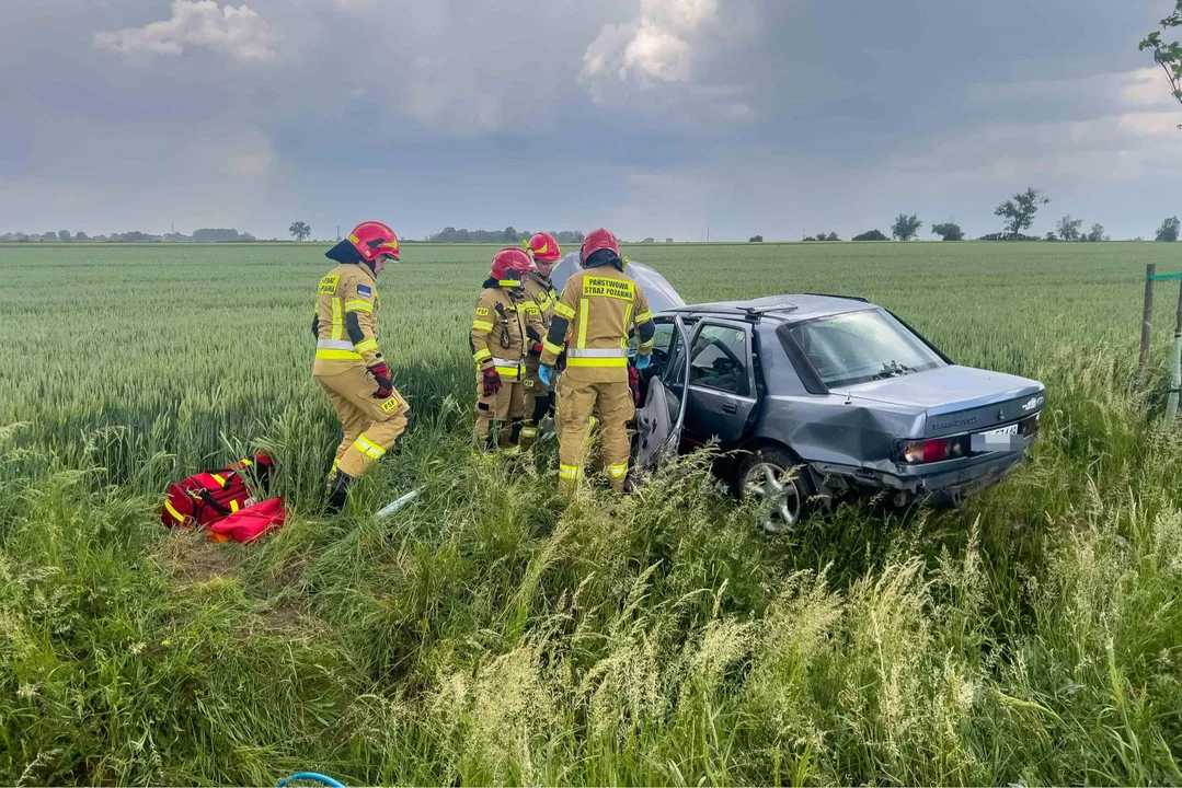 Bożacin. Dachowanie samochodu osobowego