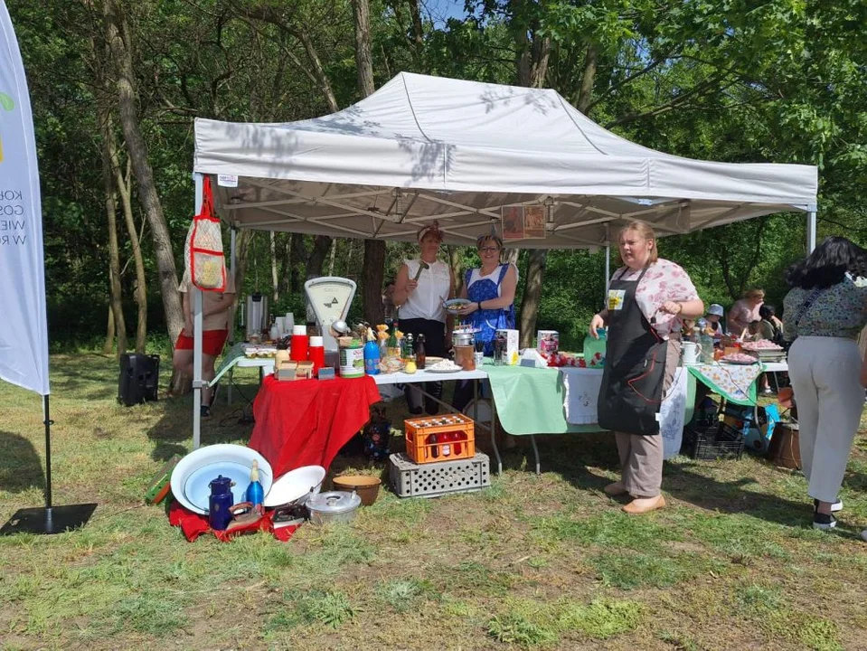 Weseli Ogrodnicy na drezynach. Piknik dla Fundacji Ogród Marzeń na stacji Brzostów Wlkp.