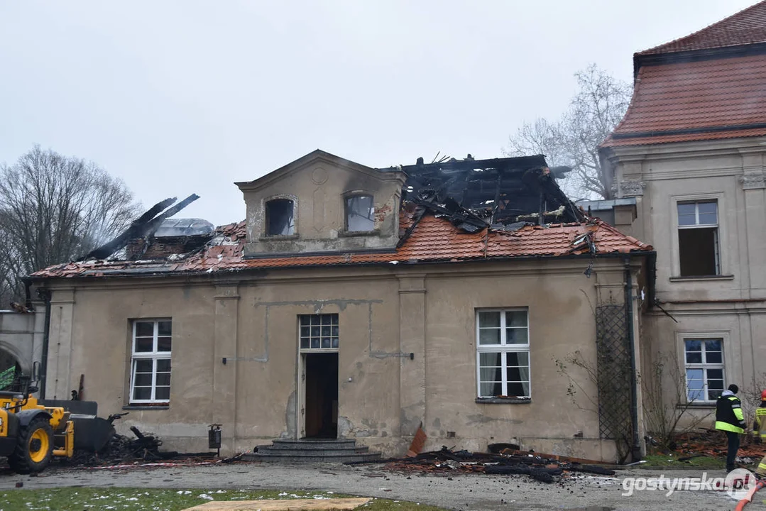 Pożar pałacu w Pępowie. Straż pożarna porządkuje pogorzelisko