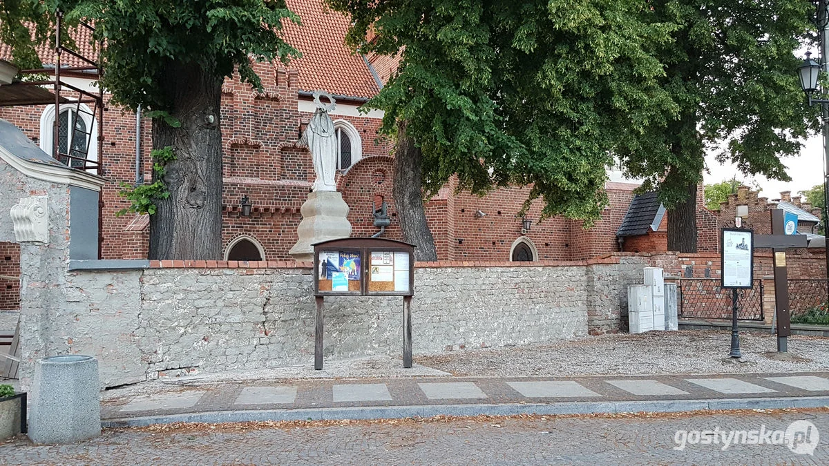 Remont ogrodzenia przy kościele farnym w Gostyniu