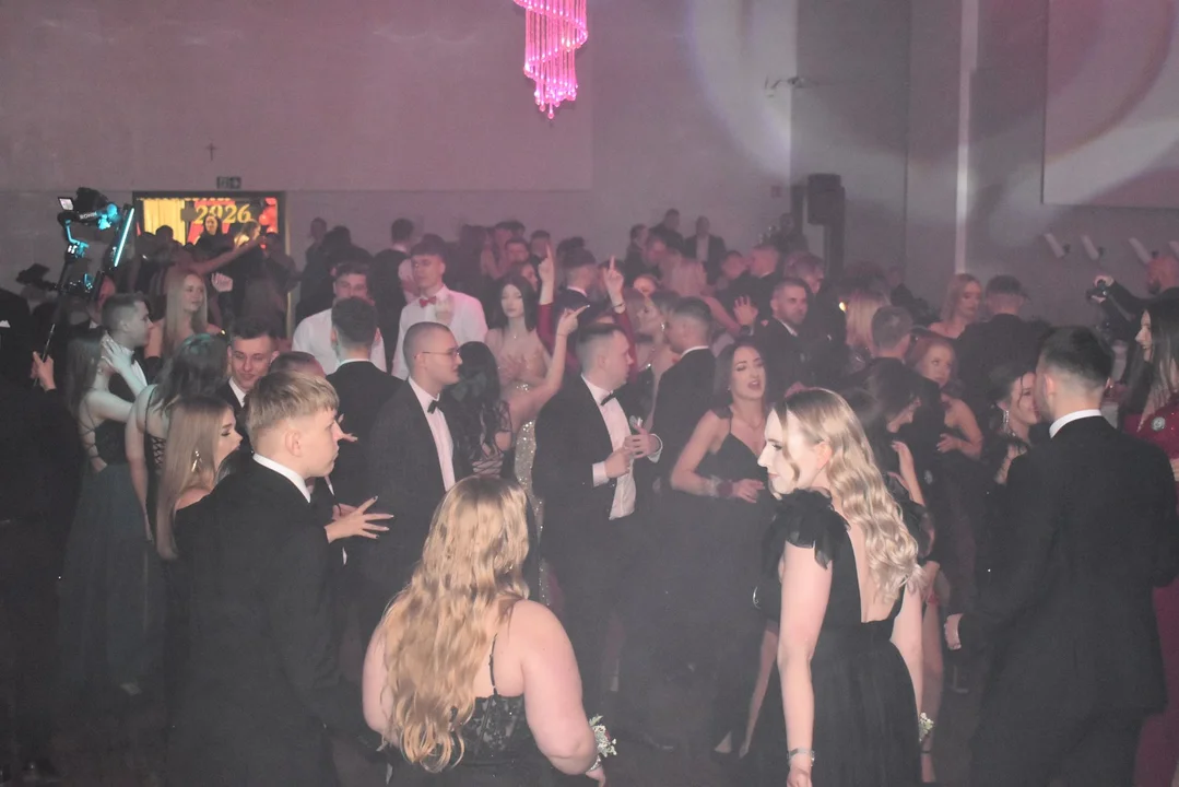 To była prawdziwa gorączka... piątkowej nocy. Młodzież z Zielonej szalała na parkiecie na 100 dni przed maturą - Zdjęcie główne