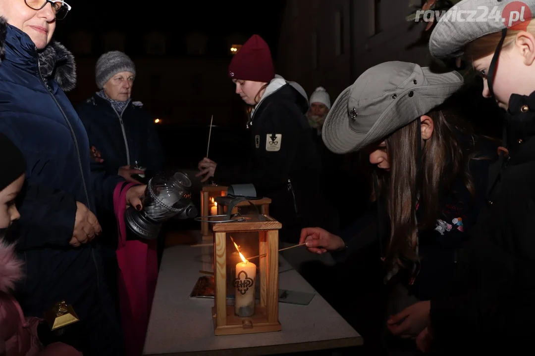 Betlejemskie Światło Pokoju w parafii pw. św. Andrzeja Boboli w Rawiczu