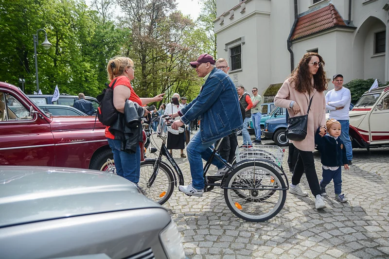 Wystawa zabytkowych pojazdów w Jarocinie z okazji Święta Flagi