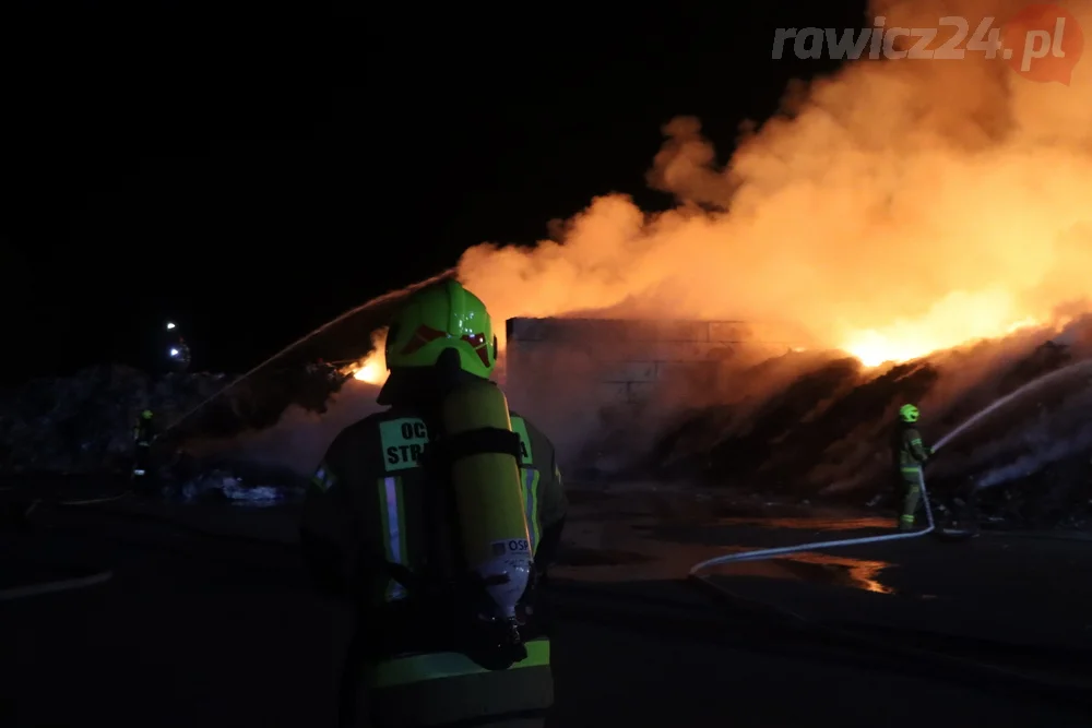 Pożar odpadów na terenie jednej z rawickich firm