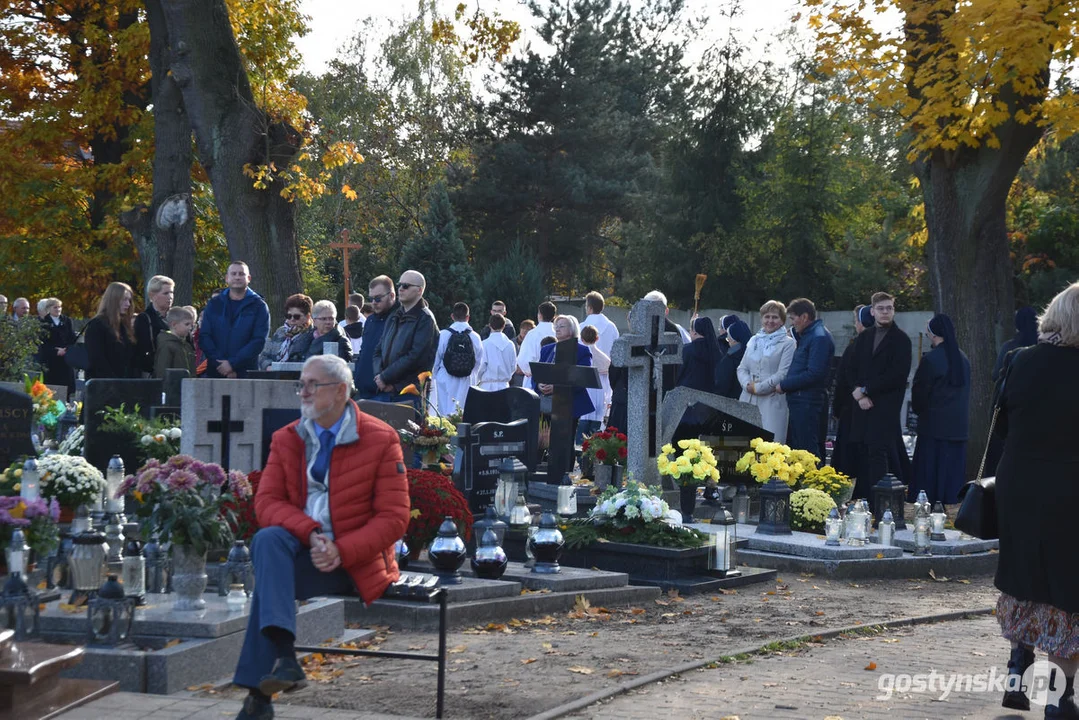 Wszystkich Świętych 2023 w Gostyniu. Znicze i kwiaty na nagrobkach - jak wyglądają cmentarze