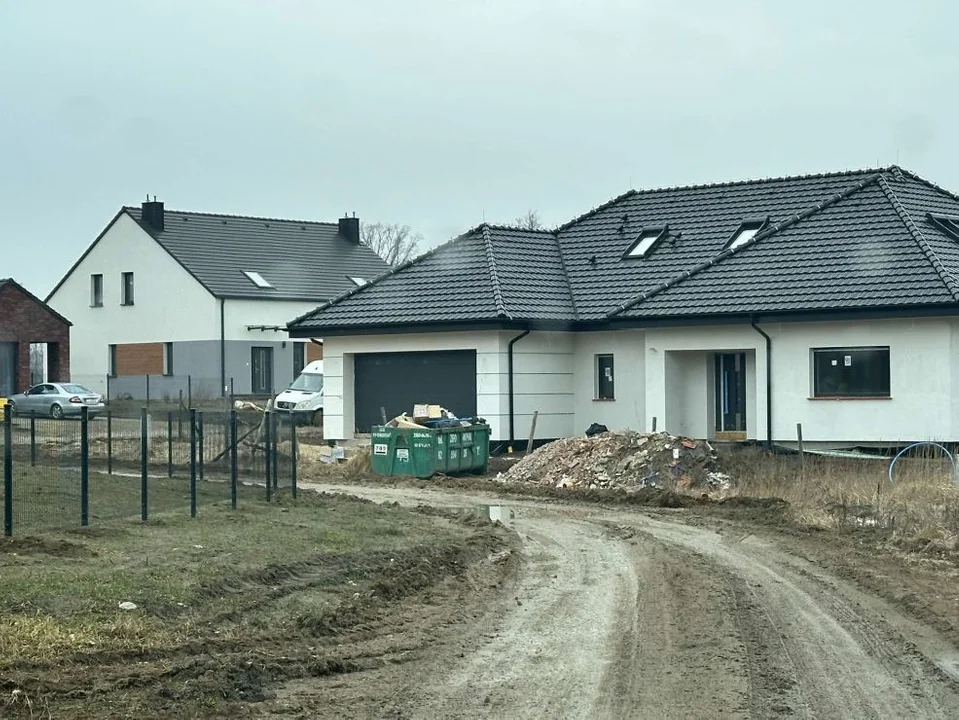 Zniszczona droga na osiedlu Ogrody w Jarocinie