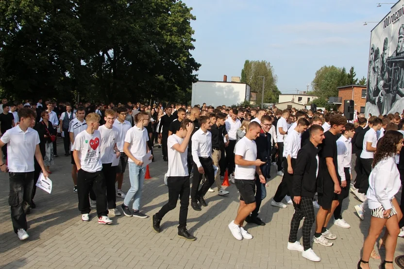 Uczniowie Zespołu Szkół Technicznych w Pleszewie rozpoczęli rok szkolny [ZDJĘCIA] - Zdjęcie główne