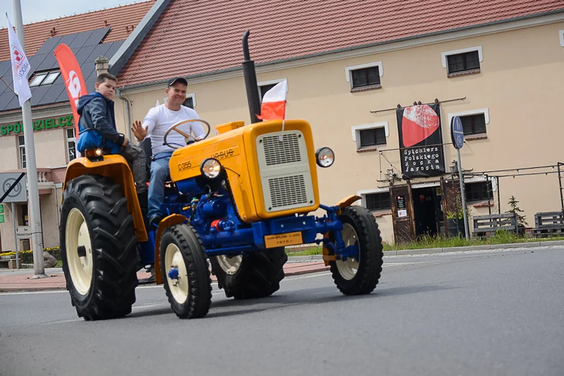 Wystawa zabytkowych pojazdów w Jarocinie z okazji Święta Flagi