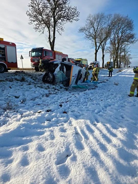 Wypadek karetki w Ludwikowie. Kierowca nie żyje