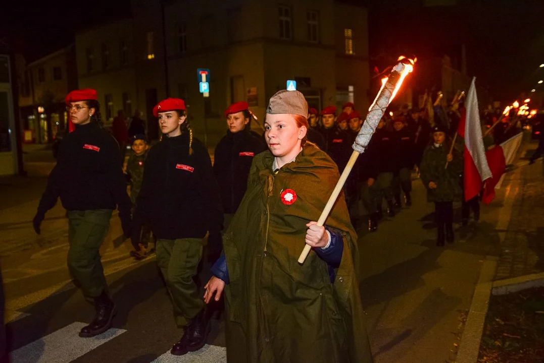 Obchody Święta Niepodległości w Jarocinie. Capstrzyk w parku mjr. Zbigniewa hr. Ostroroga-Gorzeńskiego