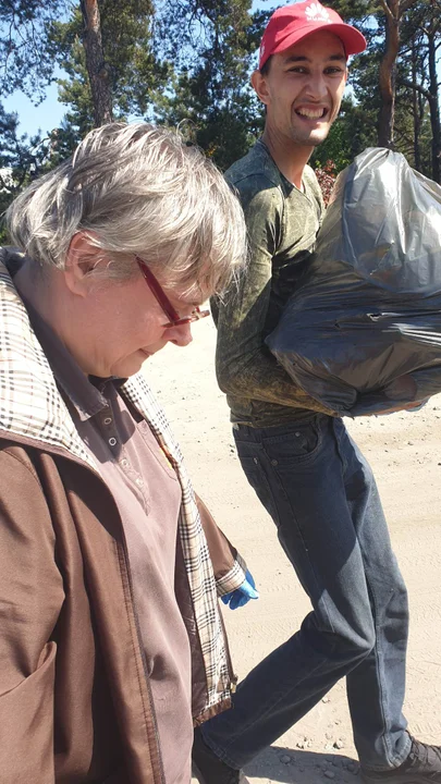 Pozbierali śmieci w okolicy ronda na pograniczu Rawicza i Sierakowa