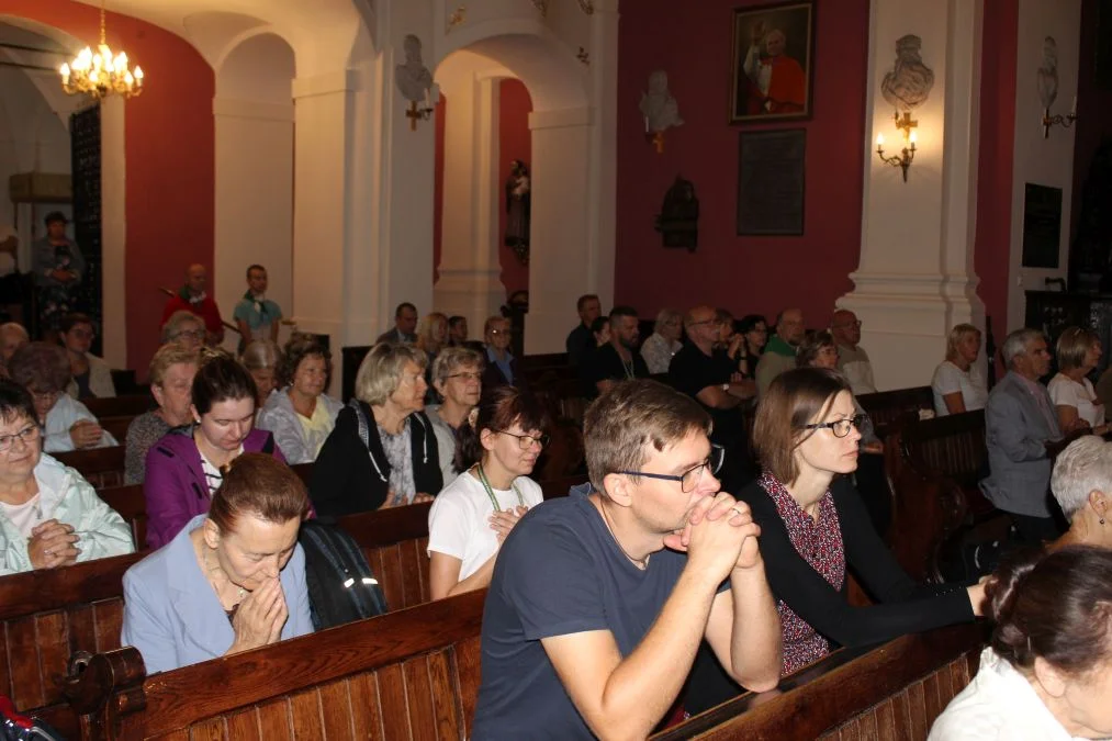 Grupa biało-zielona w drodze z Jarocina na Jasną Górę