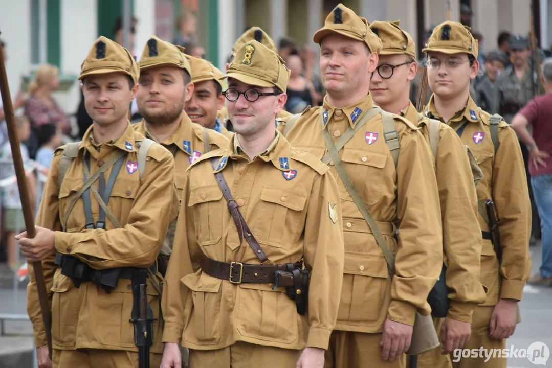 Operacja Poniec 2023. Parada detektorystów i rekonstruktorów na rynku