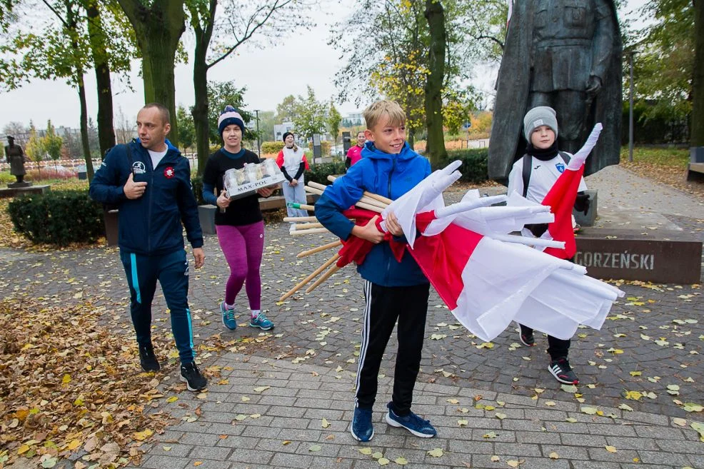 Biegacze Jarocin pobiegli szlakiem pomników poświęconych bohaterom Ziemi Jarocińskiej