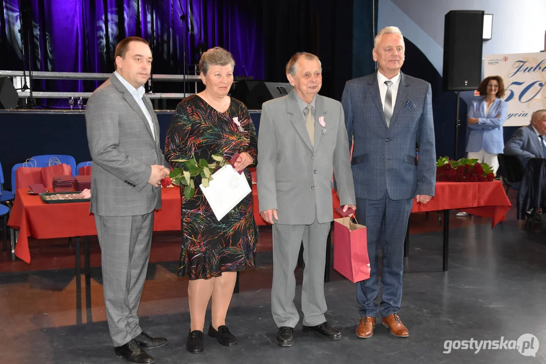 Jubileusze małżeńskie w gminie Gostyń. Blisko 60 par otrzymało pamiątkowe medale