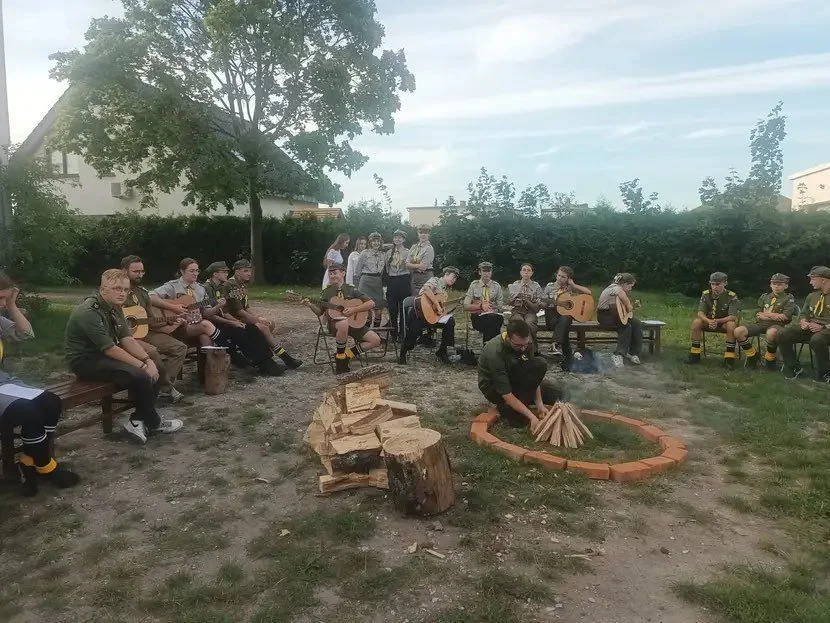 Biesiada sąsiedzka z harcerzami w Brzeziu