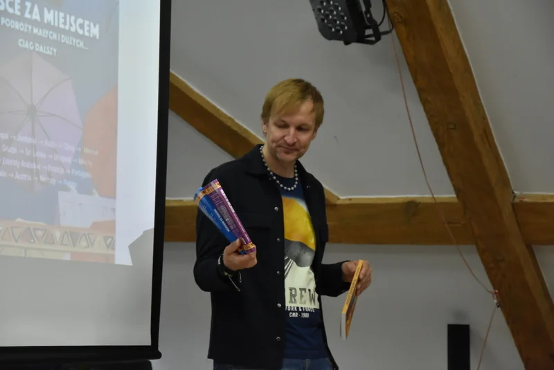 Spotkanie z podróżnikiem Michałem Szulimem w bibliotece w Zdunach