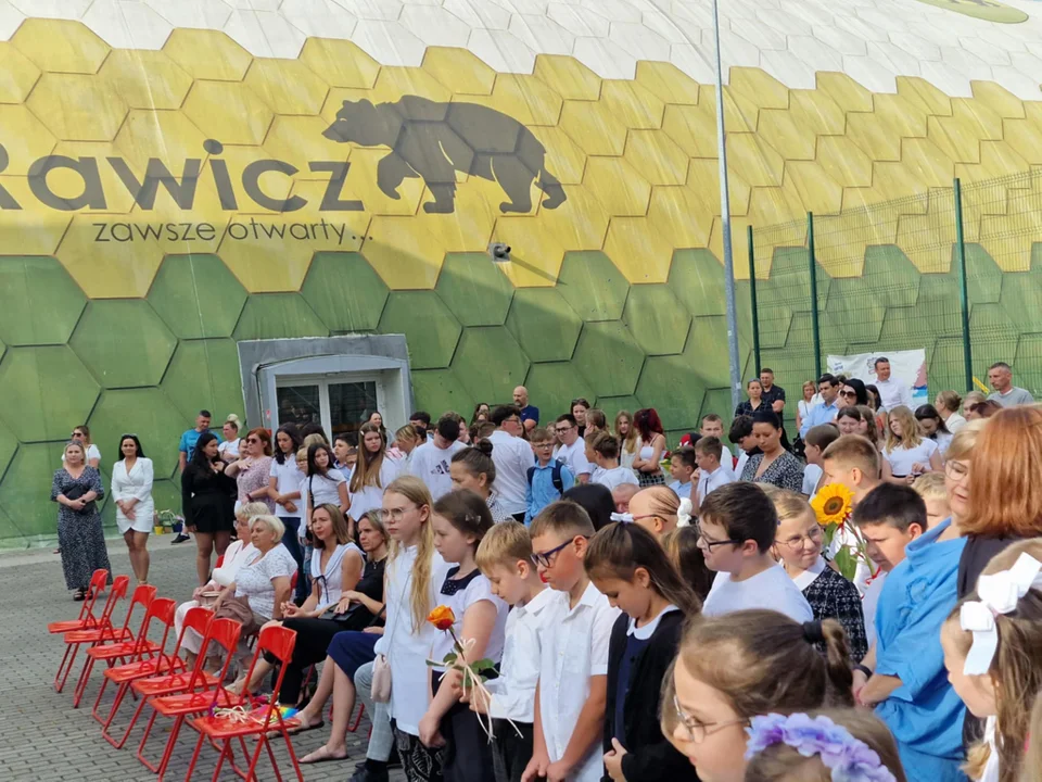 Uczniowie zakończyli kolejny rok szkolny.  Czas na relaks i odpoczynek podczas wakacji - Zdjęcie główne