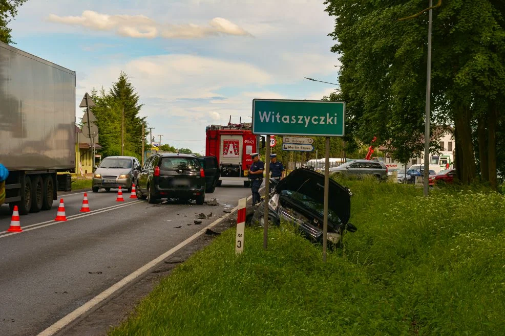 Zderzenie na DK 11 między Jarocinem a Witaszyczkami. Samochodami podróżowało pięć osób