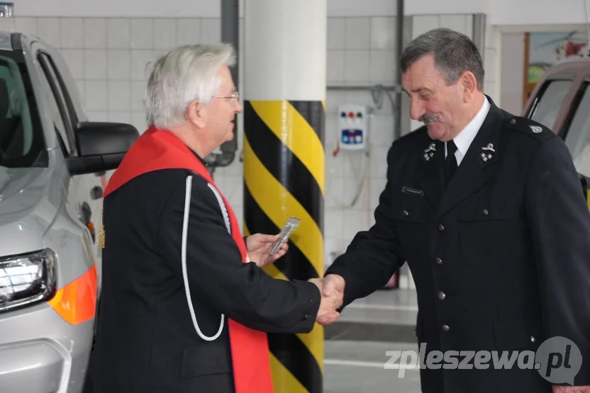 Strażacy z powiatu pleszewskiego odebrali nowe auta i świadczenia