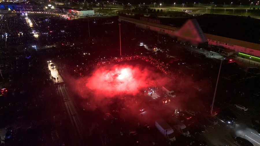 Ponad 1000 aut i kilka tysięcy osób na nocnych lotach samochodowych w Poznaniu. Do akcji wkroczyła policja