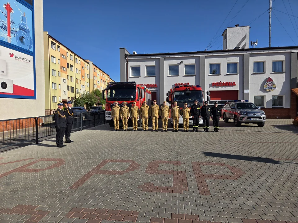 Krotoszyn: Uroczyste podniesienie flagi przed komendą PSP. Strażacy uczcili święto państwowe