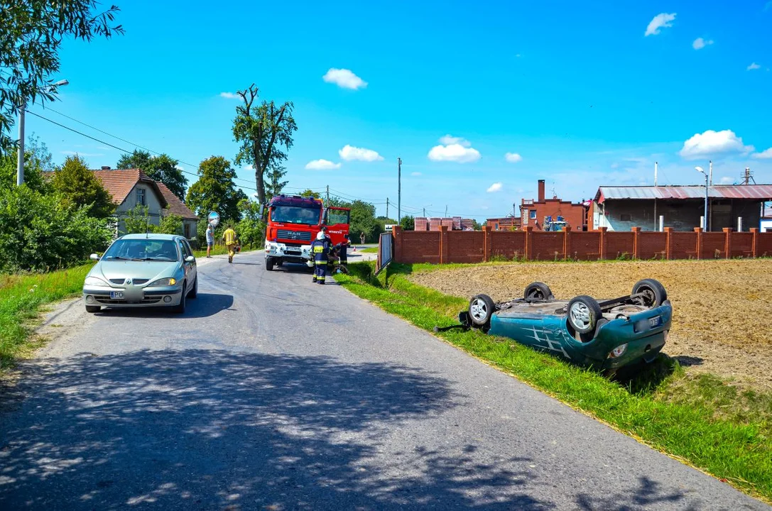 Auto dachowało i wpadło do rowu w Wilczyńcu. Kierowca był pod wpływem