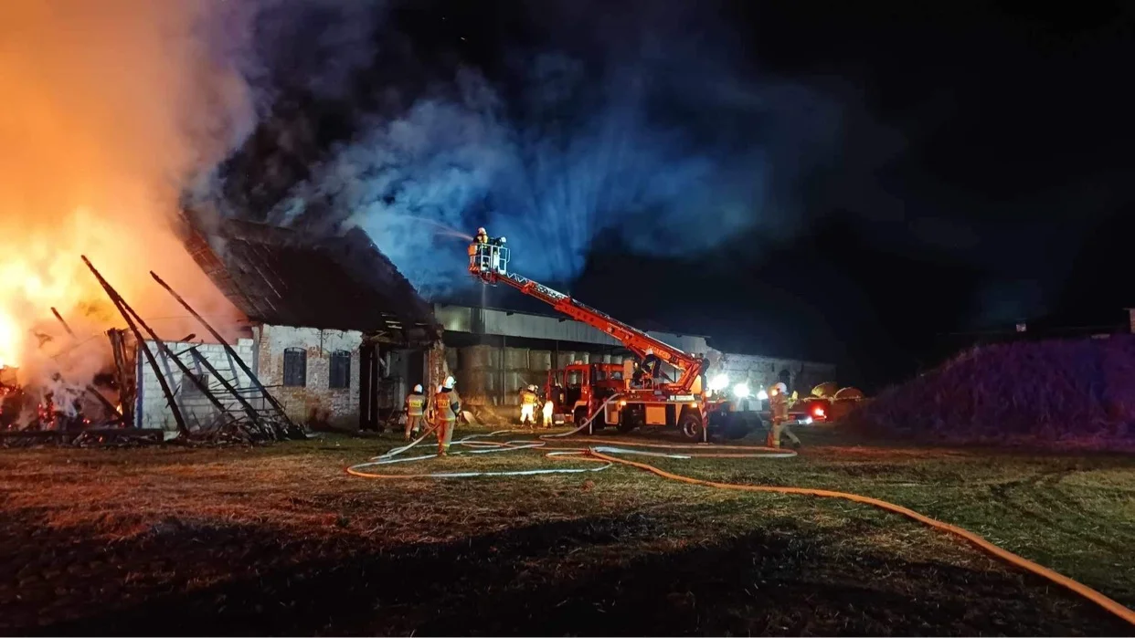 Duży pożar stodoły w Kretkowie gm. Żerków. Strażacy w akcji