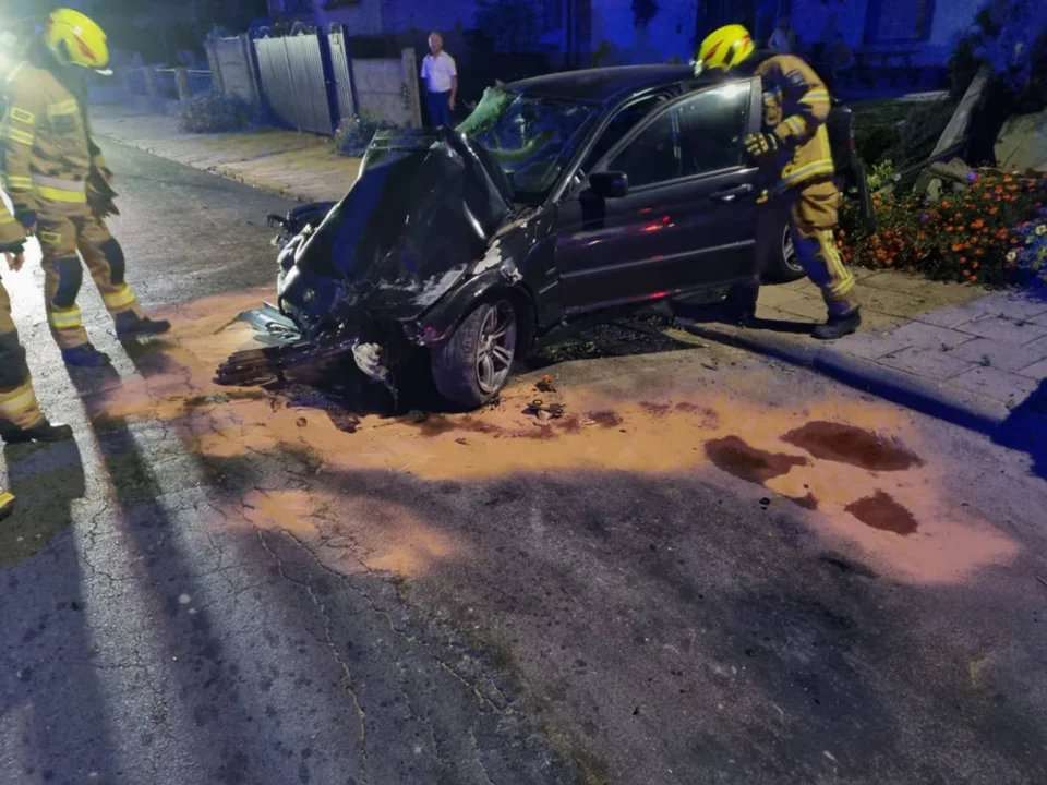 Wypadek w Sułkowicach. Kierujący BMW roztrzaskał płot i samochód