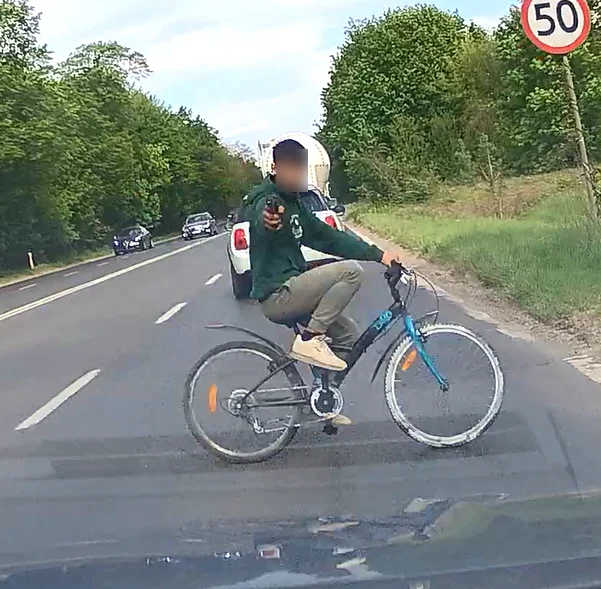 Szokujące sceny na ulicach Poznania. Celował do kierowcy. Wszystko nagrała kamera