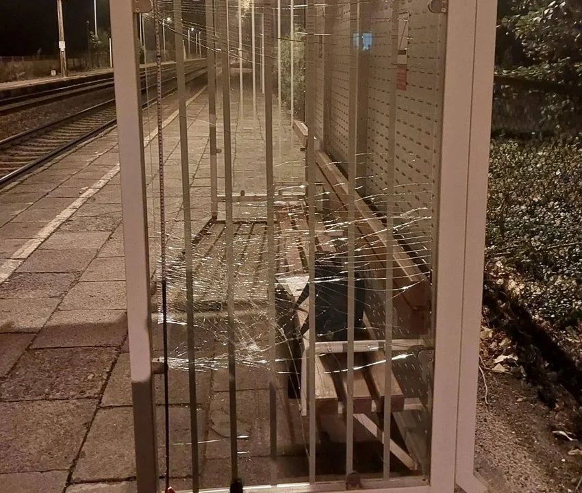 Podróżował bez biletu. Został wyproszony z pociągu, więc zdemolował przystanek - Zdjęcie główne