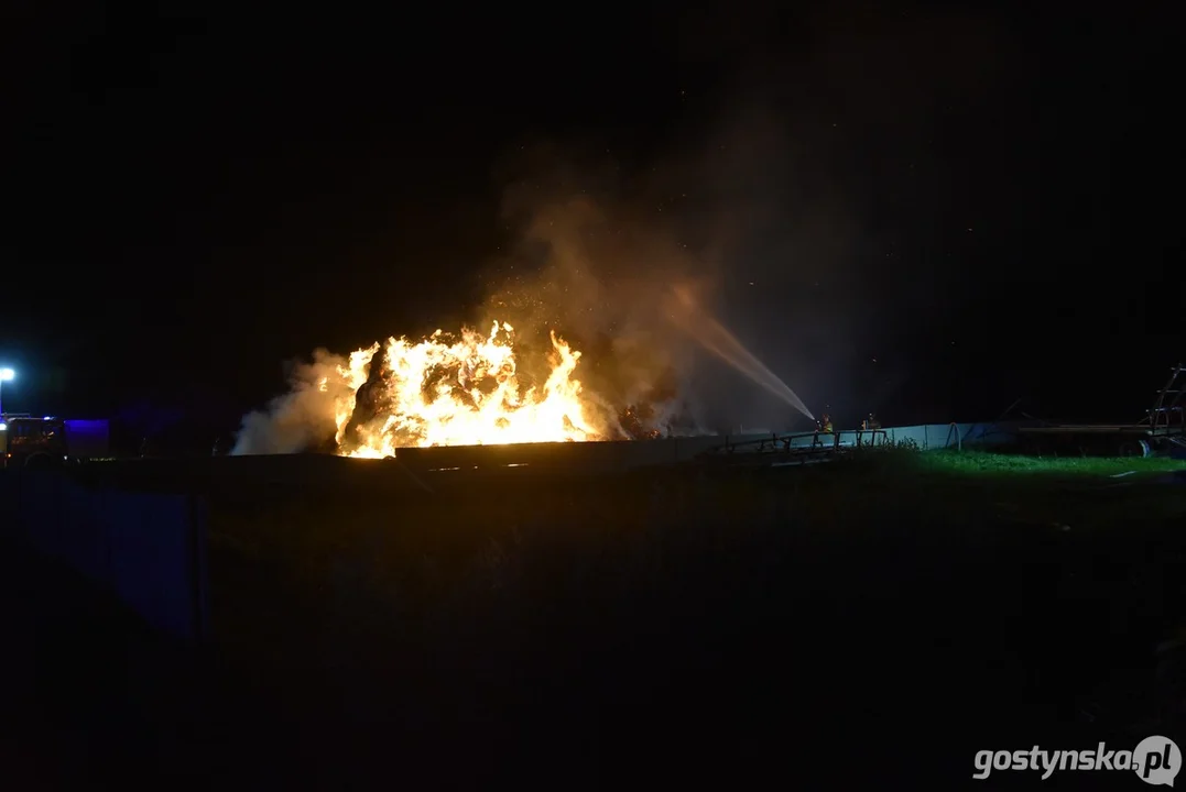 Pożar kilkuset balotów na terenie gospodarstwa w Grabianowie