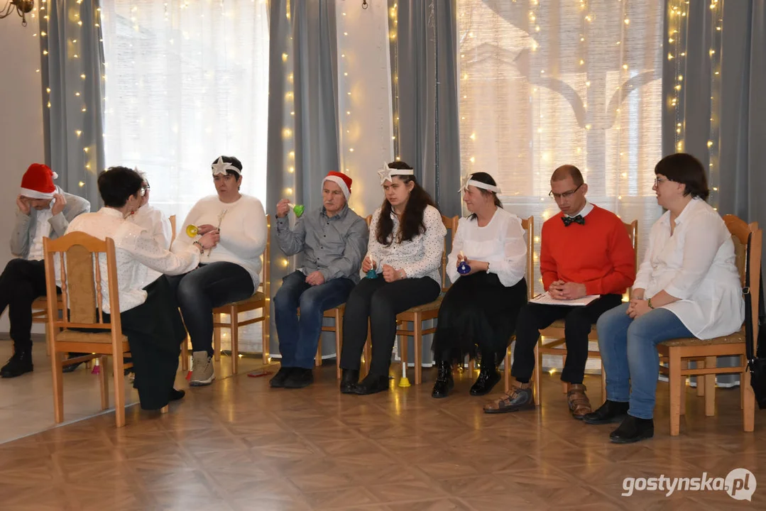 Jasełka bożonarodzeniowe  ze świątecznymi życzeniami w ŚDS w Gostyniu