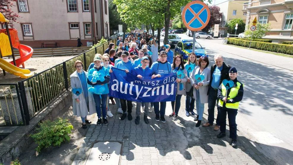 Kolejny Marsz dla Autyzmu przeszedł ulicami Jarocina [ZDJĘCIA] - Zdjęcie główne