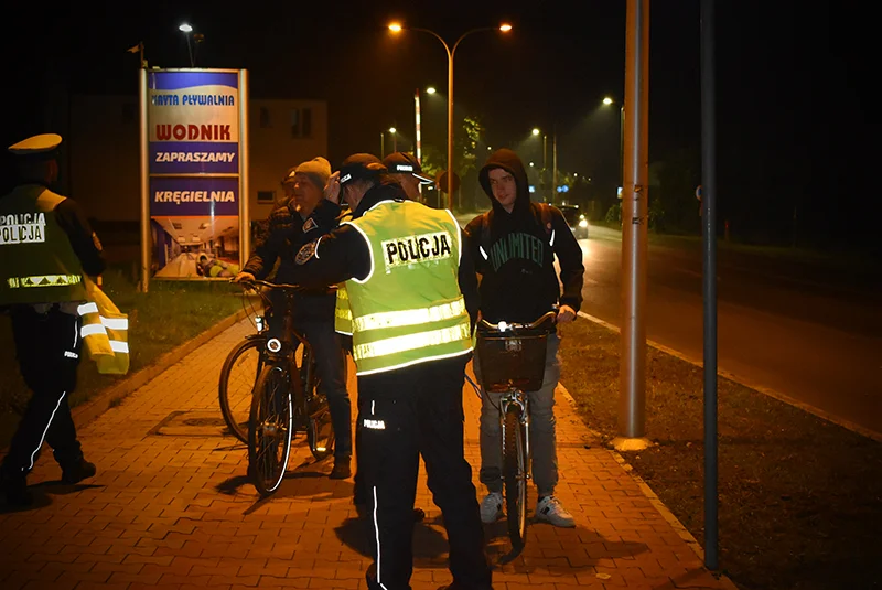 Krotoszyn. Policjanci dawali rowerzystom kamizelki