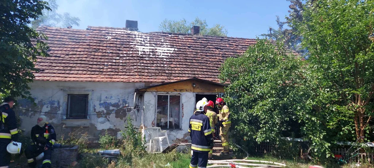 Pożar budynku jednorodzinnego w Sośniczce. Ruszyła sąsiedzka pomoc [ZDJĘCIA] - Zdjęcie główne