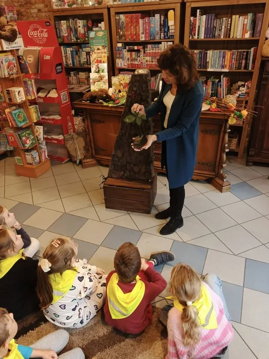 Przedszkolaki z Radlina posadziły drzewo i spotkały się z pisarką