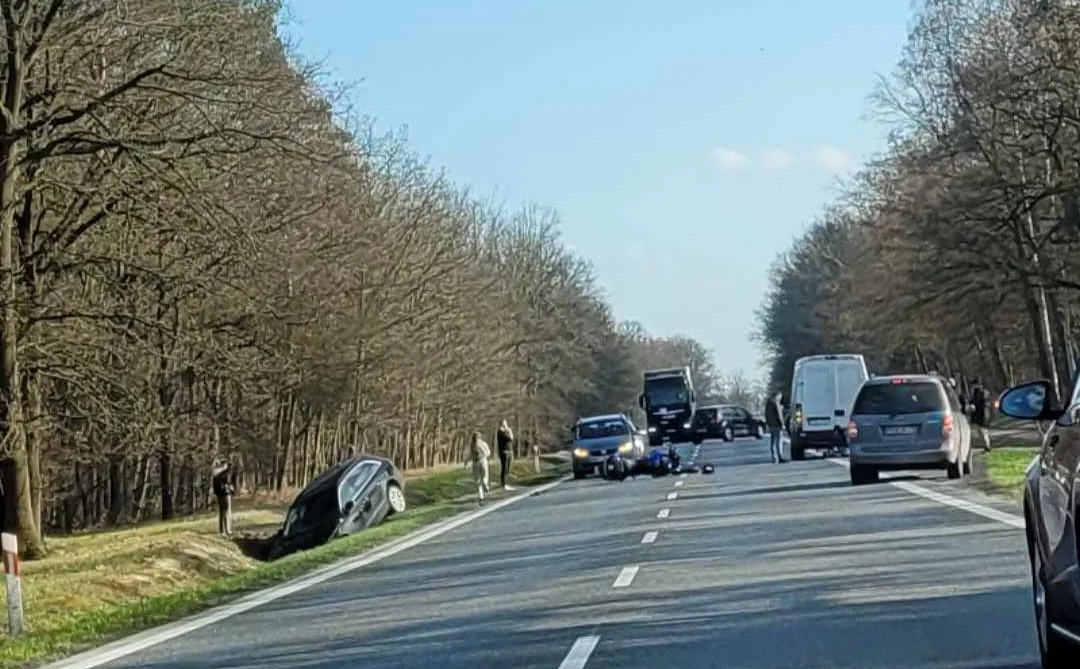 Zderzenie motocykla z osobówką na trasie Gołuchów-Kalisz