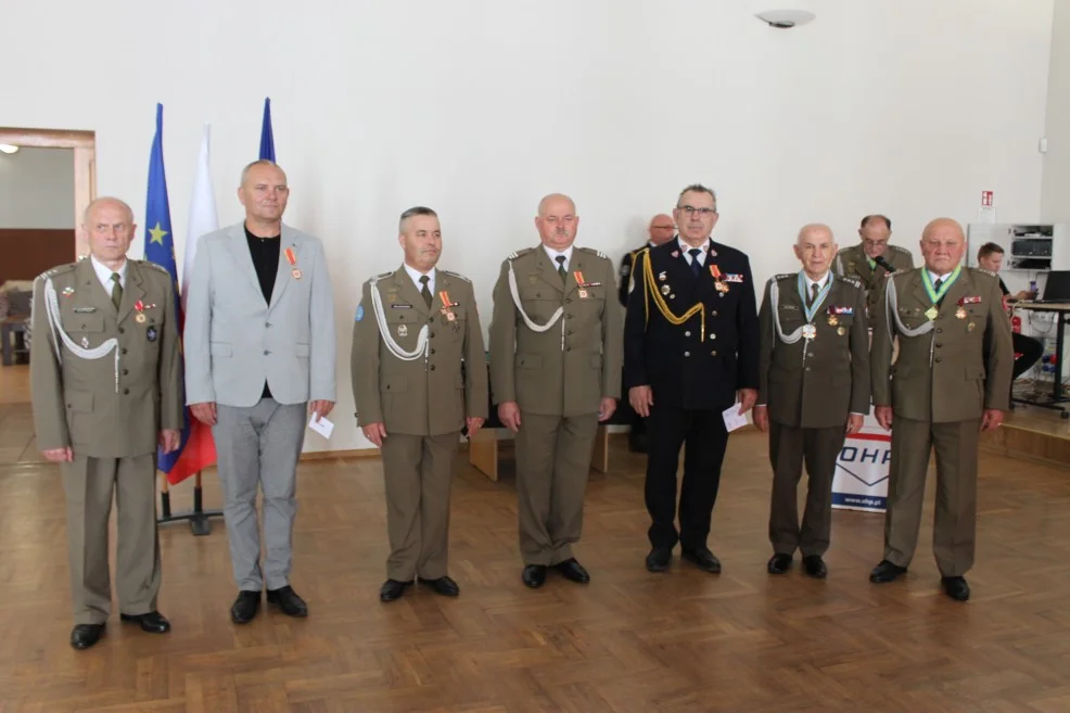 Uroczyste obchody Święta Wojska Polskiego w Pleszewie. Nie zabrakło odznaczeń i wyróżnień [ZDJĘCIA] - Zdjęcie główne