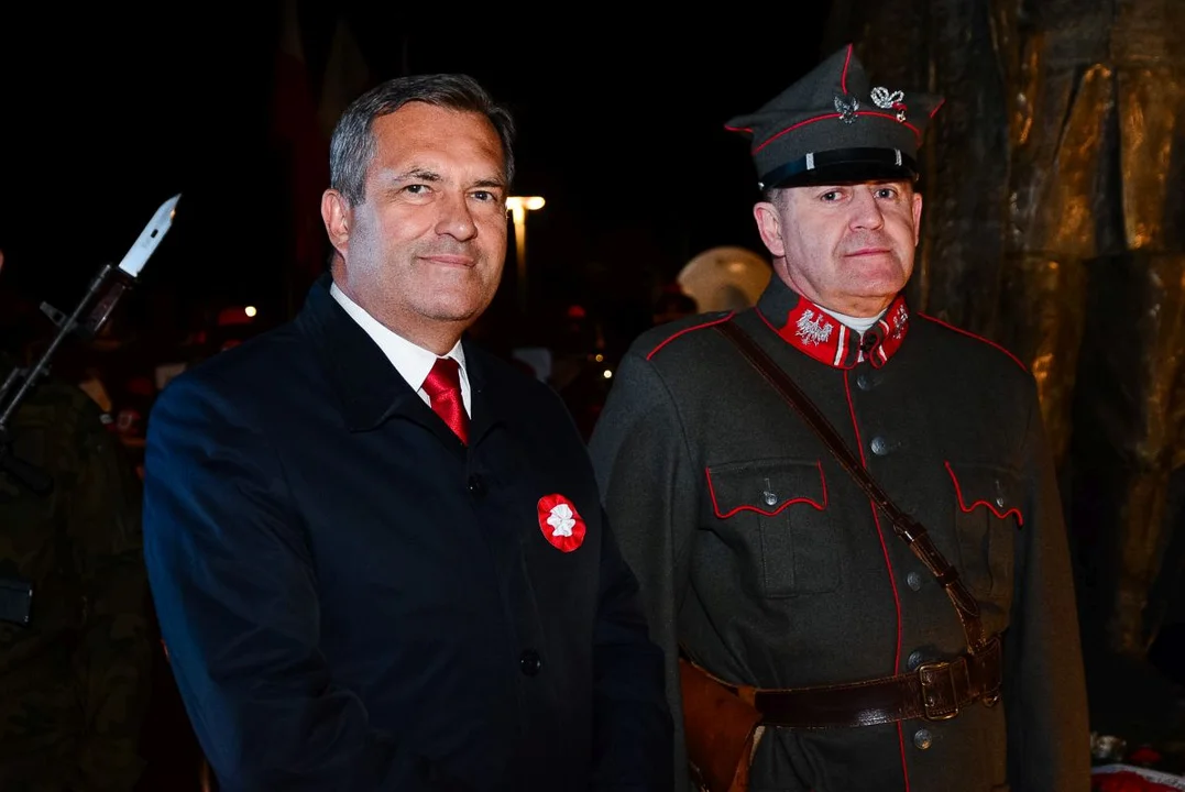 Obchody Święta Niepodległości w Jarocinie. Capstrzyk w parku mjr. Zbigniewa hr. Ostroroga-Gorzeńskiego