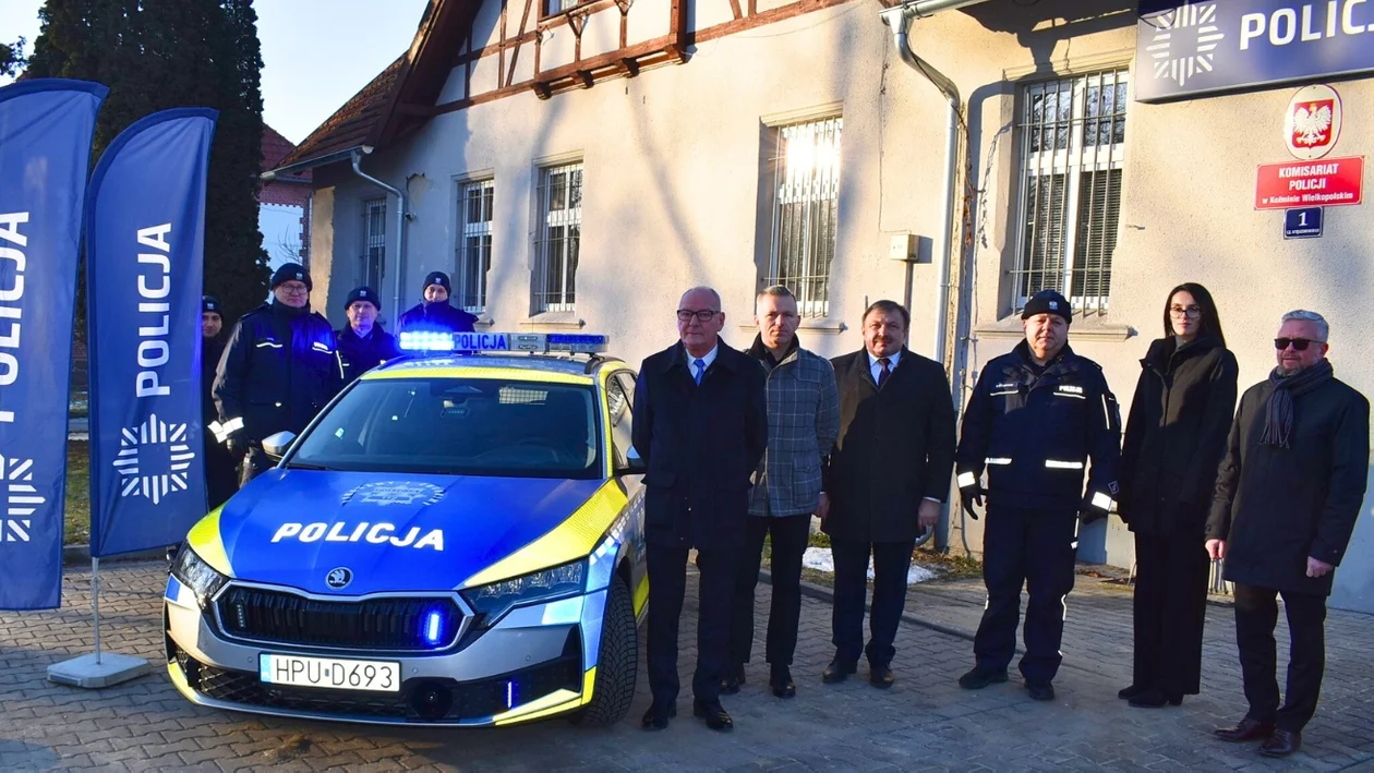 Nowy radiowóz dla policjantów z Koźmina Wielkopolskiego [ZDJĘCIA] - Zdjęcie główne