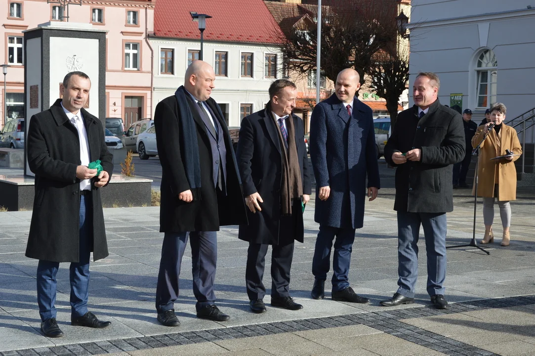 Otwarcie rynku w Jutrosinie z udziałem przedstawicieli samorządów, wojewody i parlamentu