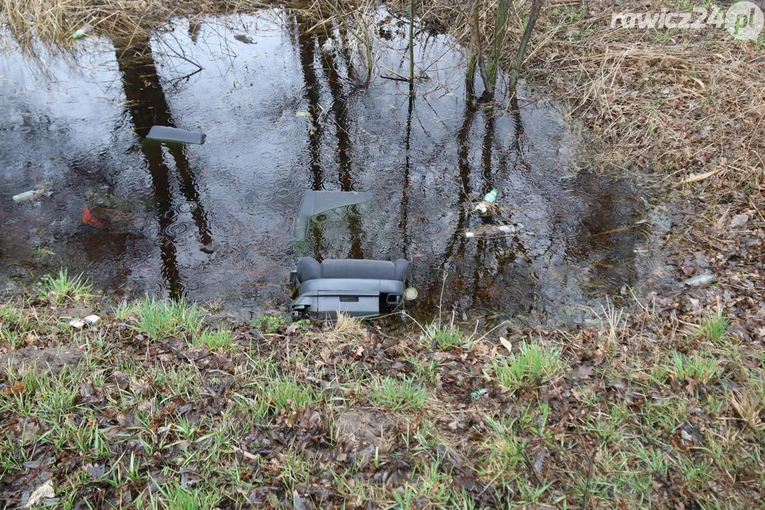 Śmieci w rowie przy drodze do Sikorzyna