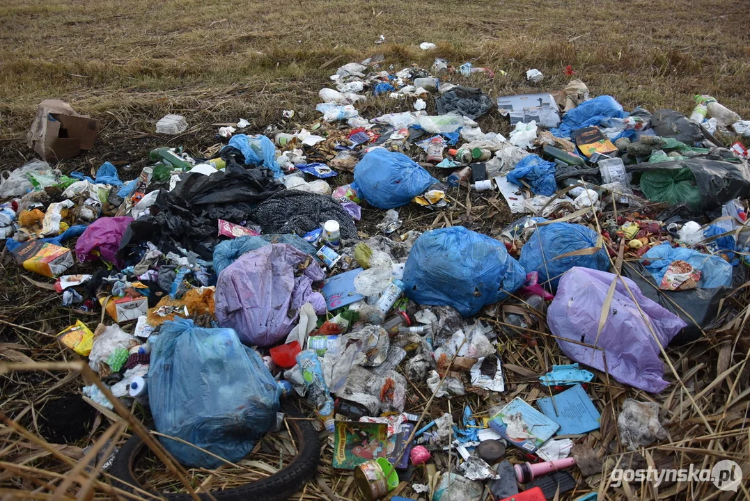 Wyrzucone śmieci przy drodze Chumiętki-Żytowiecko