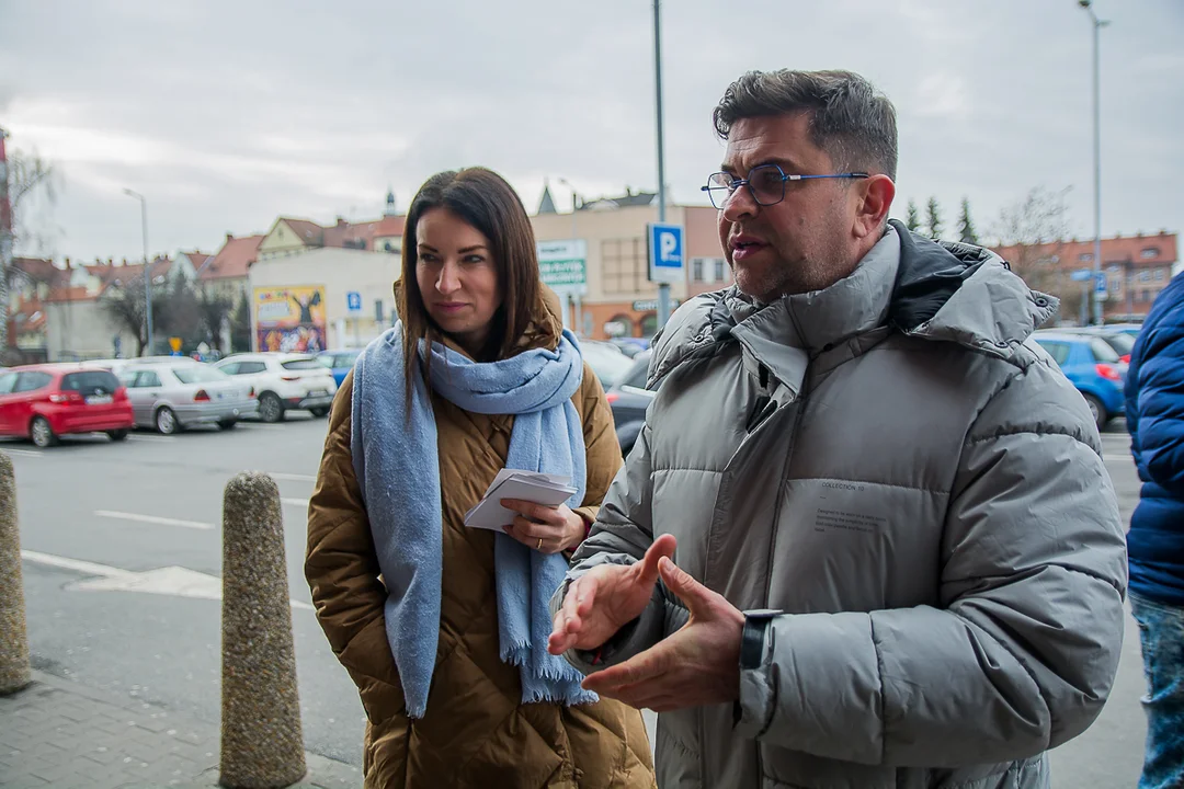 Przedwyborczy tłusty czwartek w Jarocinie. Kandydat PO KO na burmistrza i kandydaci Ziemi Jarocińskiej rozdawali pączki