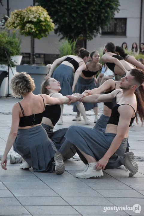 Spektakl teatralny na gostyńskim rynku