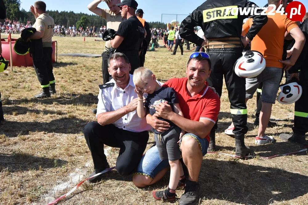 Kibice na gminnych zawodach strażackich w Jeziorach