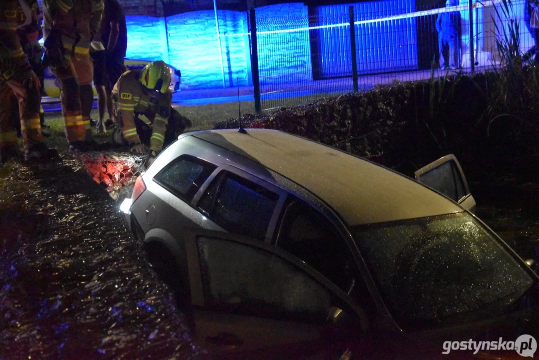 W centrum Krobi auto wpadło do stawu "Kichnera"