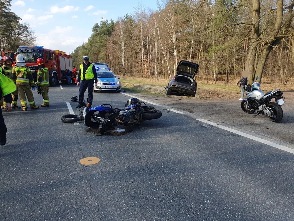 Zderzenie motocykla z osobówką na trasie Gołuchów-Kalisz [ZDJĘCIA] - Zdjęcie główne